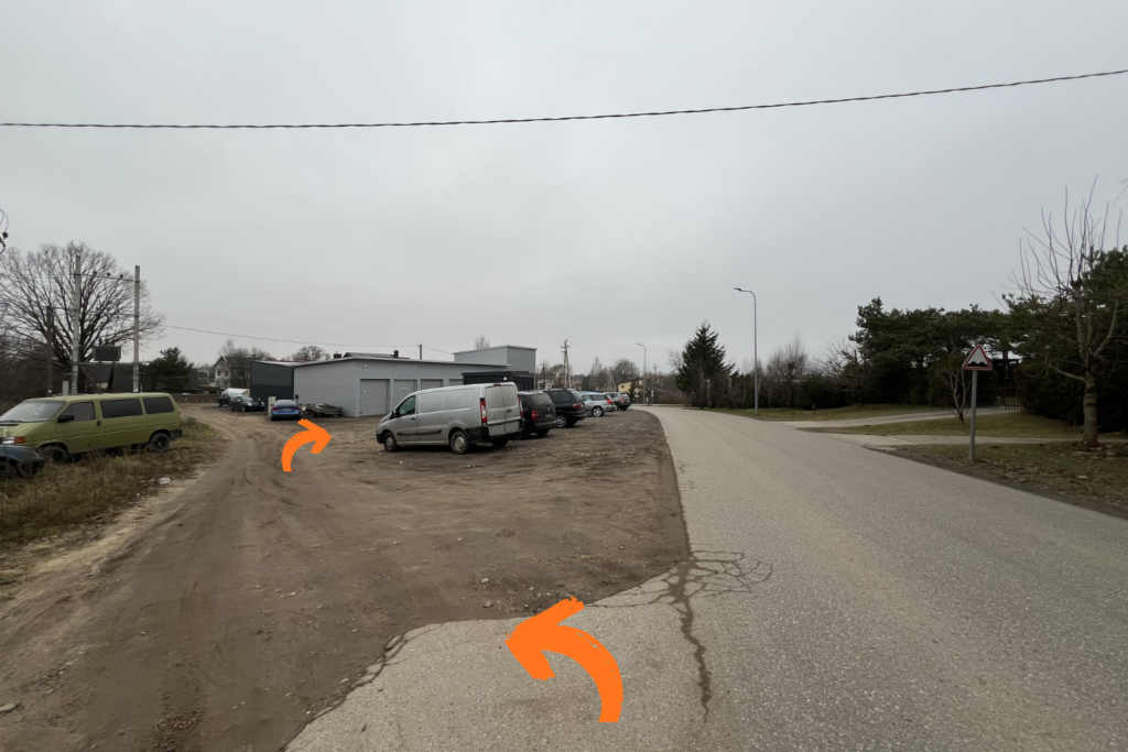 Paskutinis posūkis dešinėn prie pilko pastato į Tvarkingas Auto autoservisą Vilniaus rajone